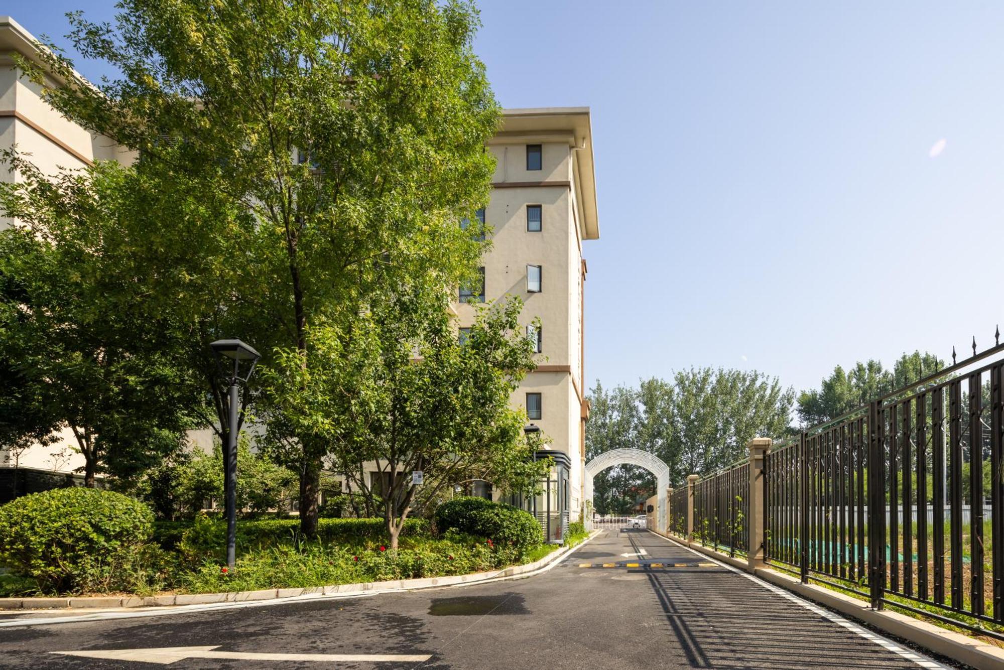 Nost Algia S Near Of Chinese Academy Of Social Sciences - Near Man Site At Zhoukoudian,, Shidu Scenic Spots, Free Ice Cream, Mineral Water, Coffee, Snacks And Laundry Service, Free Gymnastic, Communication Well Hotel