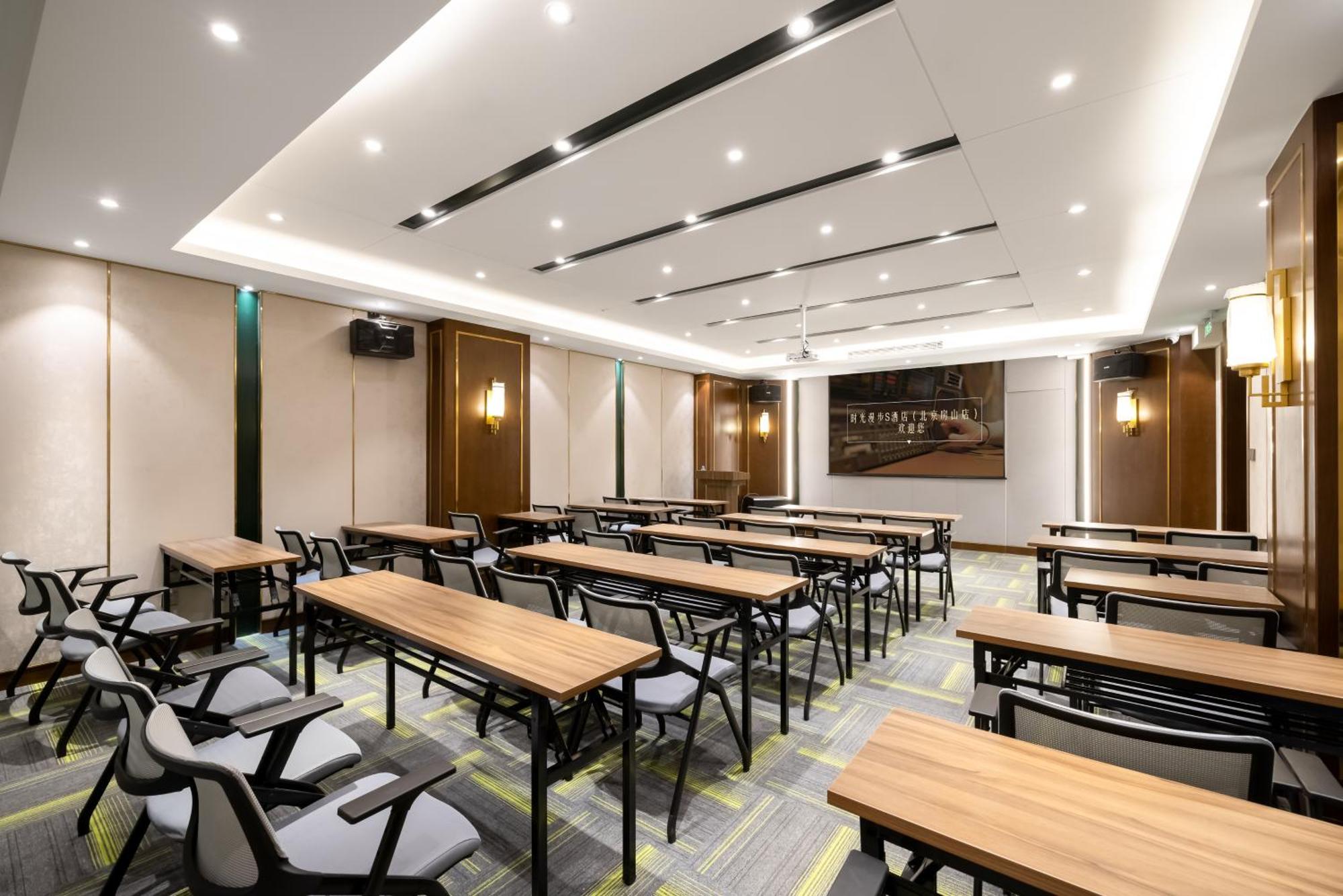 Hotel Nost Algia S Near Of Chinese Academy Of Social Sciences - Near Man Site At Zhoukoudian,, Shidu Scenic Spots, Free Ice Cream, Mineral Water, Coffee, Snacks And Laundry Service, Free Gymnastic, Communication Well Pequim