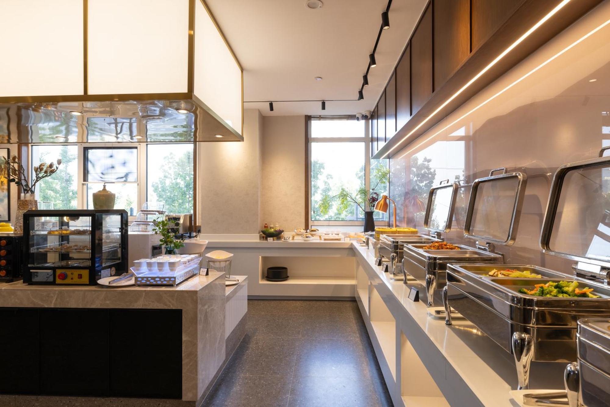 Nost Algia S Near Of Chinese Academy Of Social Sciences - Near Man Site At Zhoukoudian,, Shidu Scenic Spots, Free Ice Cream, Mineral Water, Coffee, Snacks And Laundry Service, Free Gymnastic, Communication Well Hotel Beijing