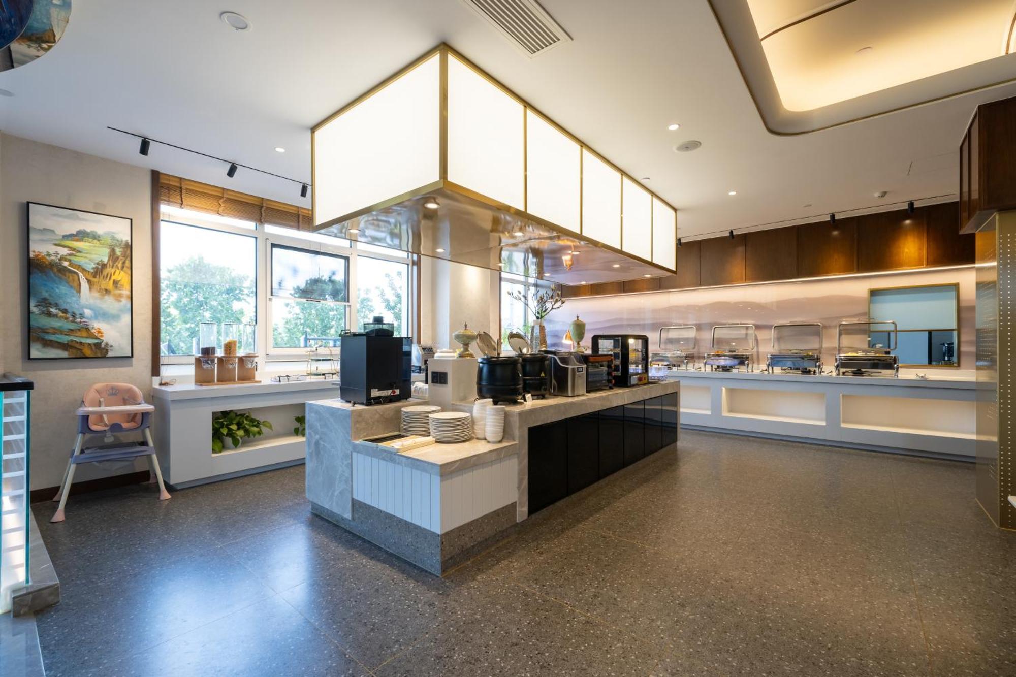 Nost Algia S Near Of Chinese Academy Of Social Sciences - Near Man Site At Zhoukoudian,, Shidu Scenic Spots, Free Ice Cream, Mineral Water, Coffee, Snacks And Laundry Service, Free Gymnastic, Communication Well Beijing