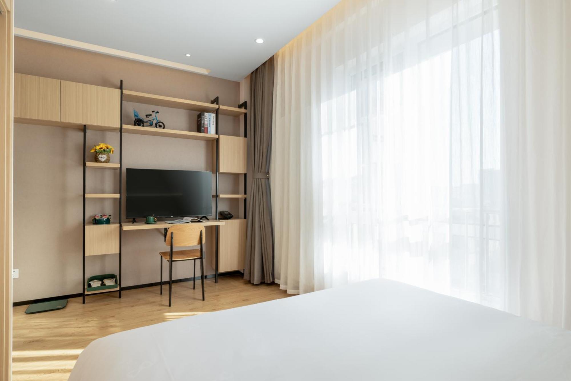 Nost Algia S Near Of Chinese Academy Of Social Sciences - Near Man Site At Zhoukoudian,, Shidu Scenic Spots, Free Ice Cream, Mineral Water, Coffee, Snacks And Laundry Service, Free Gymnastic, Communication Well 4* Beijing