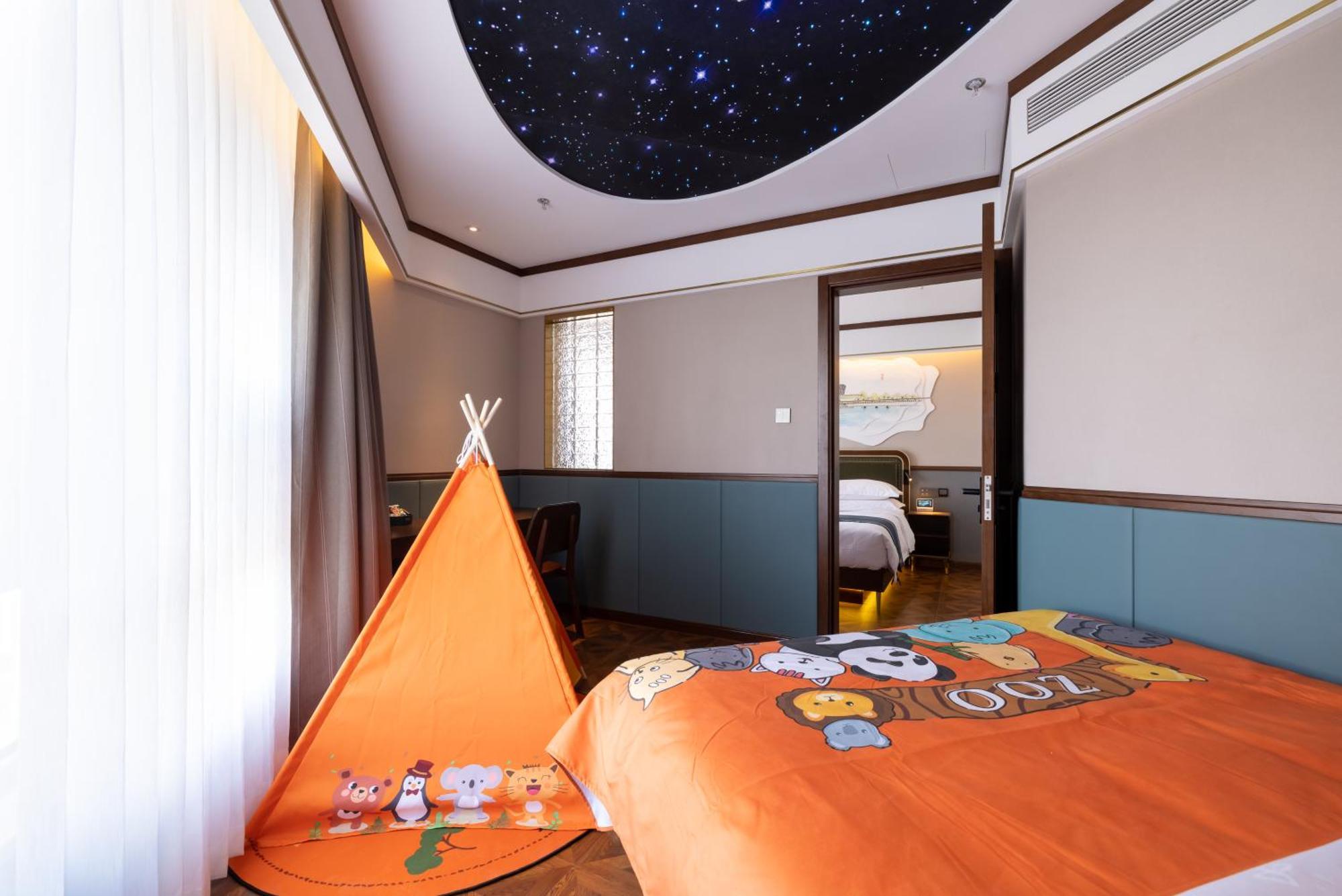 Nost Algia S Near Of Chinese Academy Of Social Sciences - Near Man Site At Zhoukoudian,, Shidu Scenic Spots, Free Ice Cream, Mineral Water, Coffee, Snacks And Laundry Service, Free Gymnastic, Communication Well Hotel